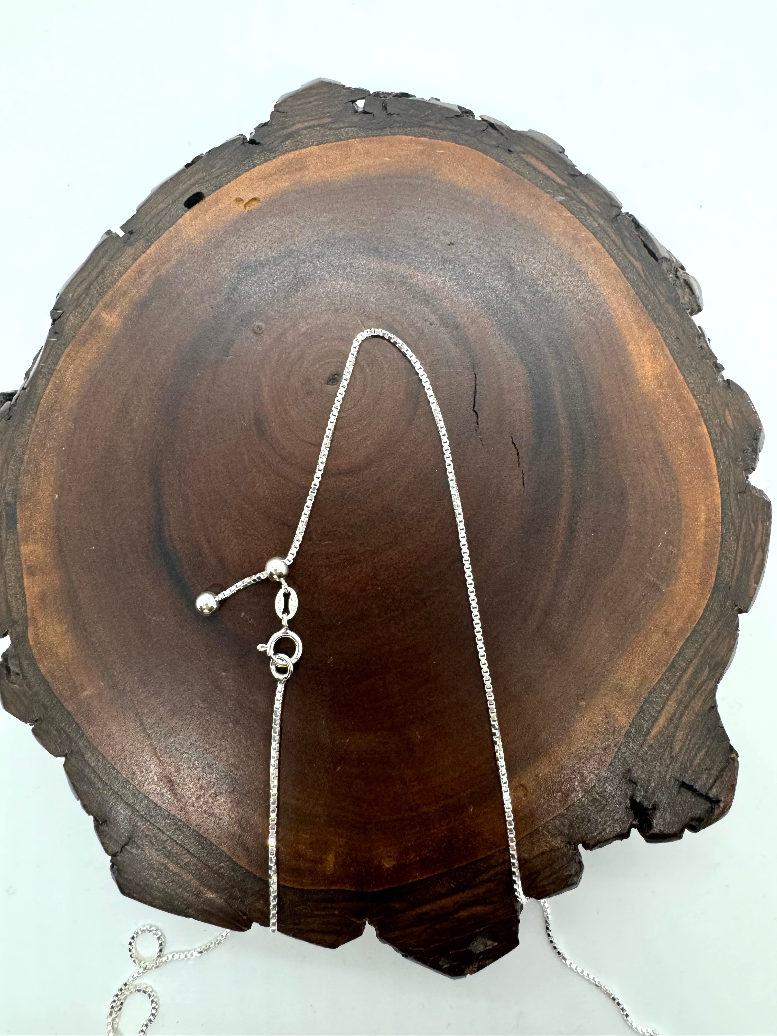 30” adjustable Italian box chain.